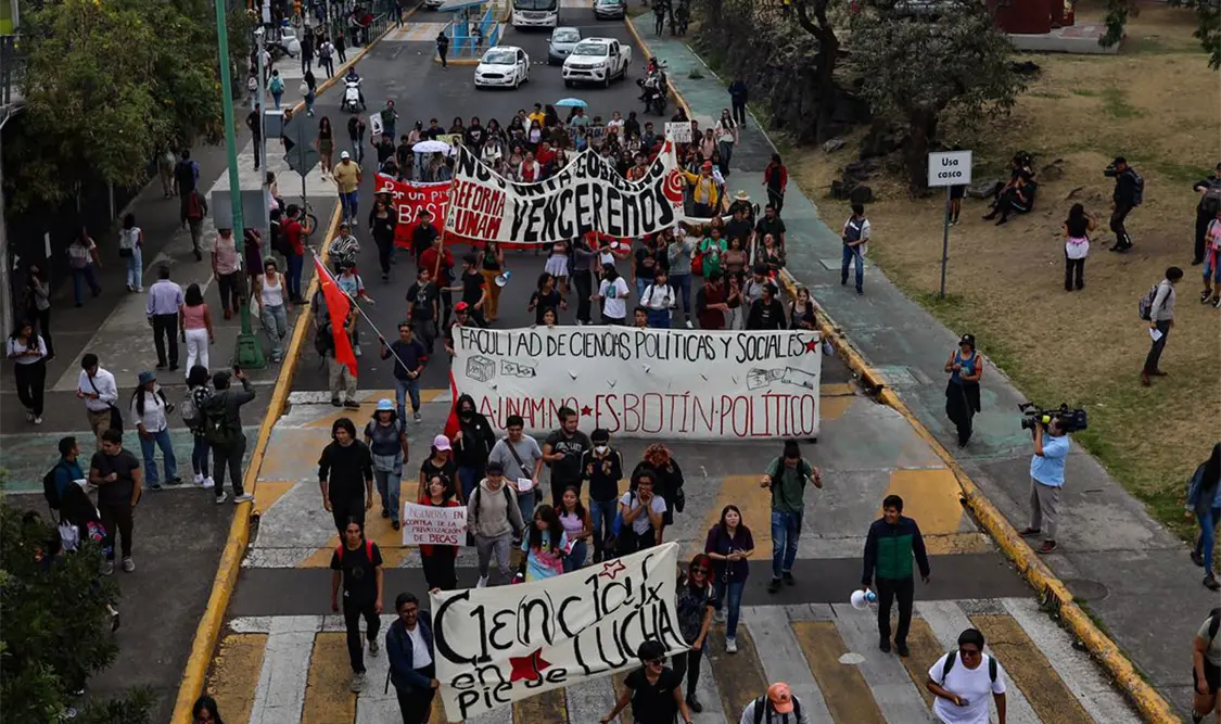 Estudiantes de la UNAM protestan