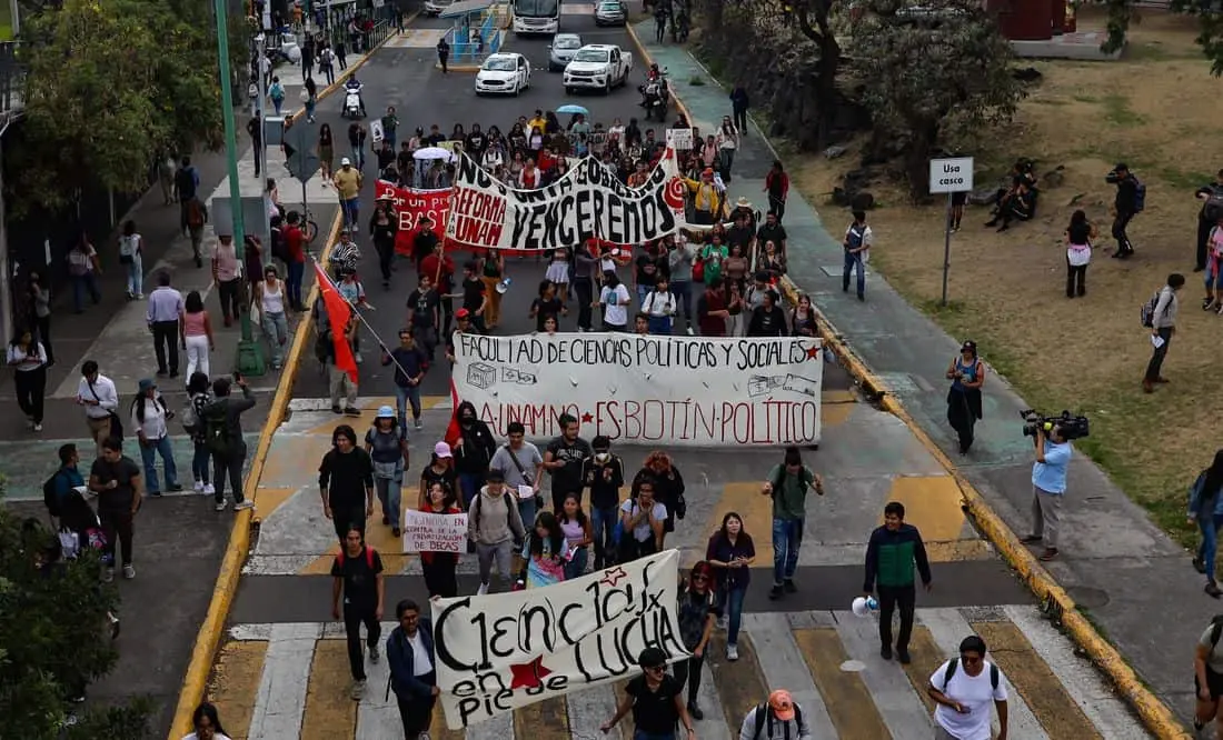 Estudiantes de la UNAM marcharon en Ciudad Universitaria para exigir que se mantengan las becas. Cortesía