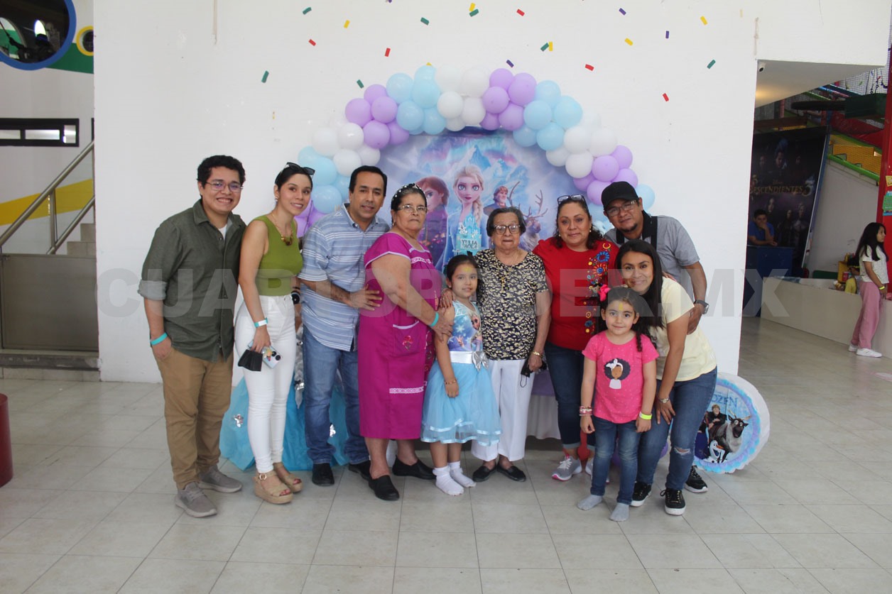 ¡Muchas felicidades, Yulia Paola!