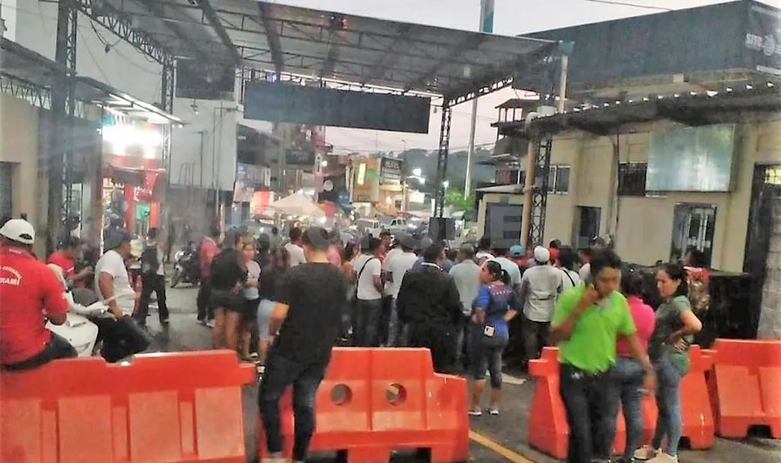 Bloquean cruce fronterizo; transmigrantes, varados