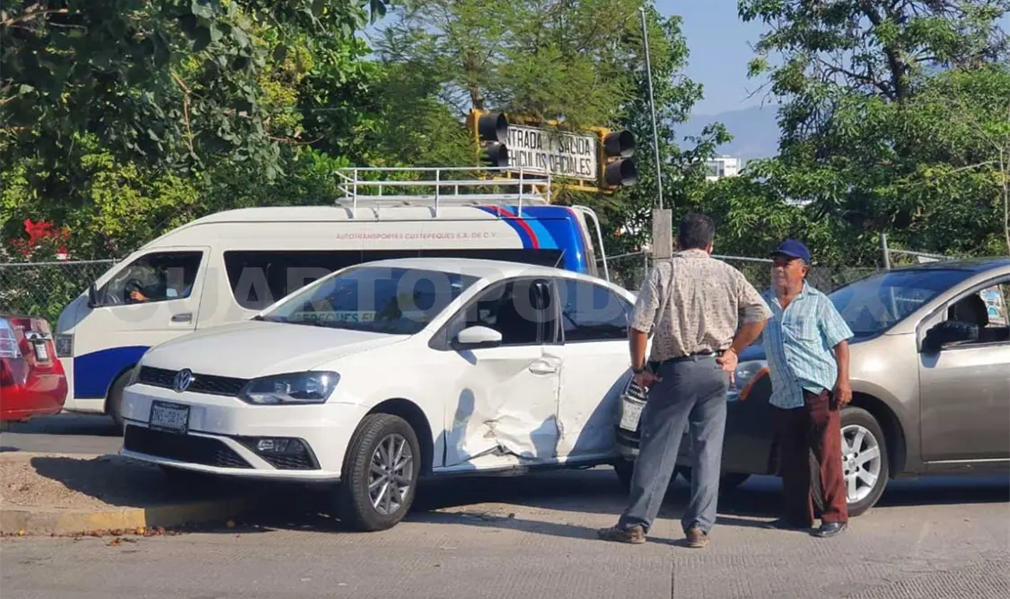 Fuerte choque entre dos autos tipo sedán en La Salle