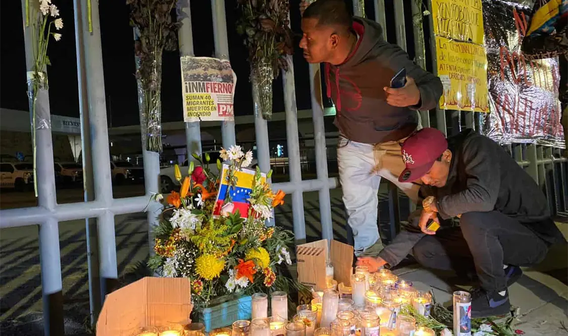 Migrantes exigen justicia por 40 indocumentados que murieron por incendio en el INM, en Ciudad Juárez. Cortesía