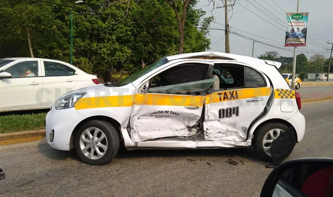Apresurado taxista es impactado en un bulevar por pipa