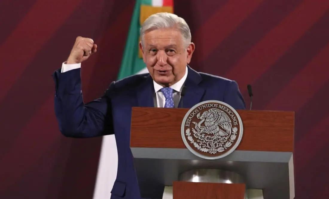 Durante la mañanera, Andrés Manuel López Obrador apretó el puño derecho e hizo una señal de fuerza. Cortesía