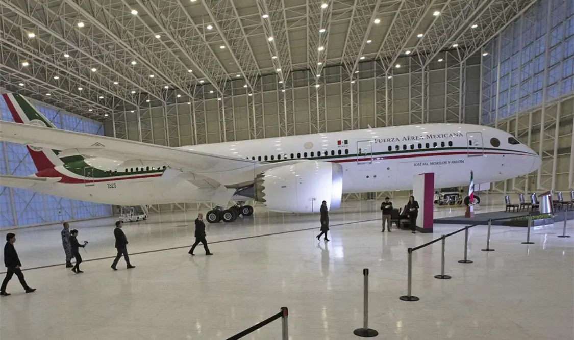 Alistan salida del avión presidencial