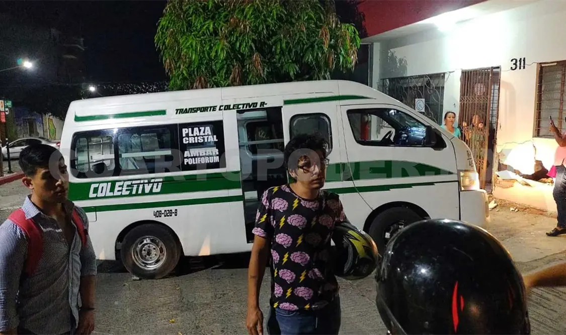 Veloz colectivo se estrella en vivienda