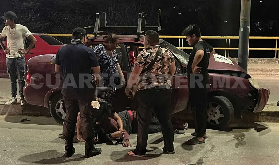 Vehículo colisiona contra luminaria; hubo un herido
