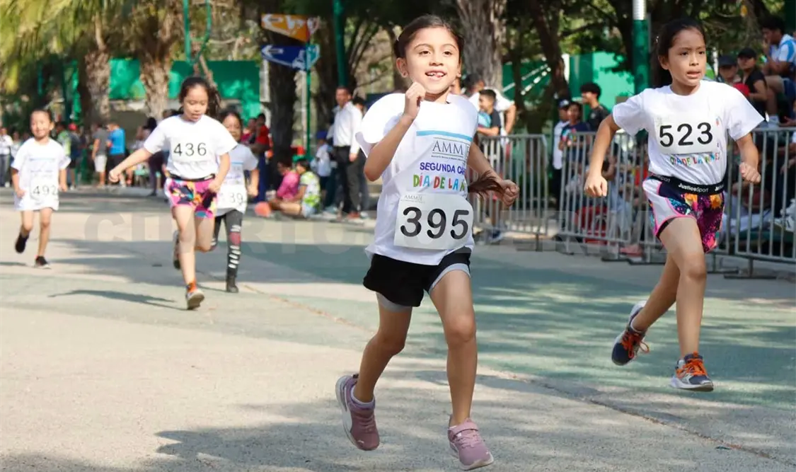 Los pequeños disfrutaron la sana competencia que se vivió en el parque deportivo. Diego Pérez/CP