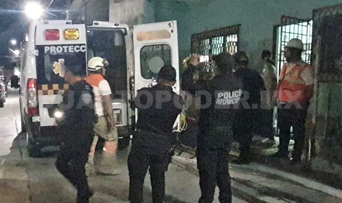 La mujer fue valorada por paramédicos; tuvieron que trasladarla a un hospital para recibiera atención médica profesional. Ulises López / CP
