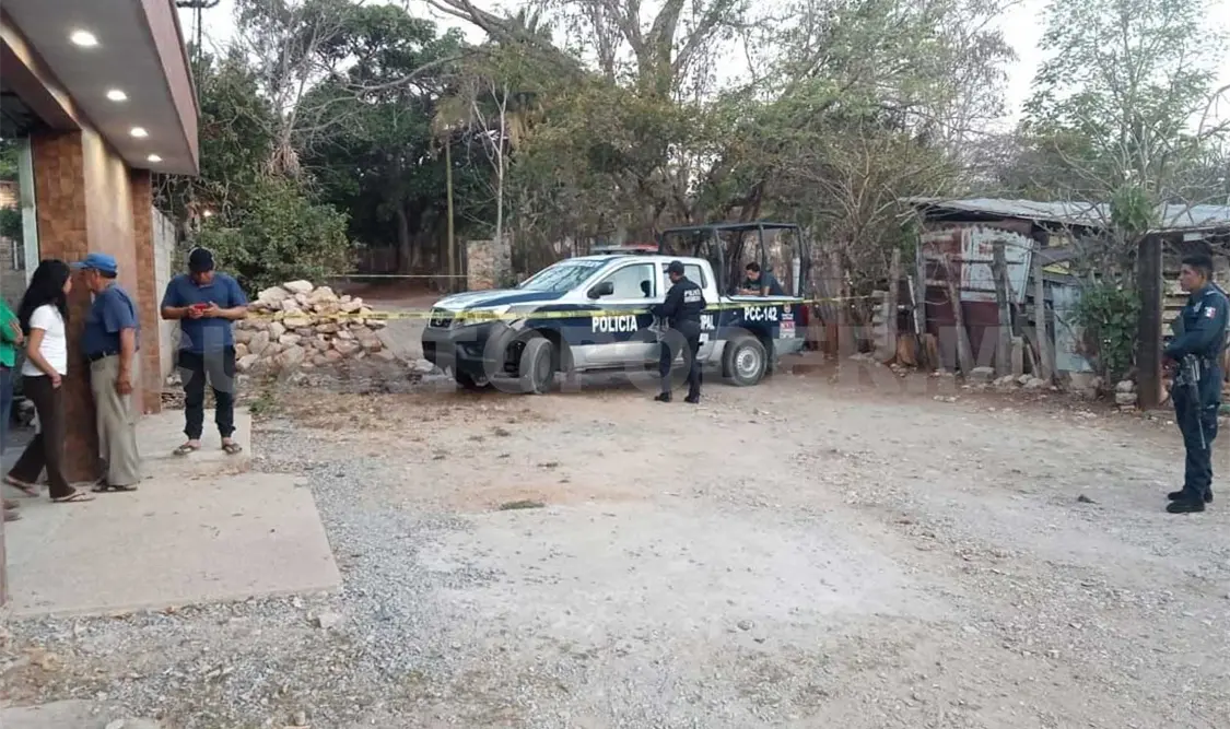La joven fue hallada ahorcada del marco de una venta pendiendo de una soga; paramédicos llegaron para valorarla, pero ya no contaba con signos vitales. Ulises López / CP
