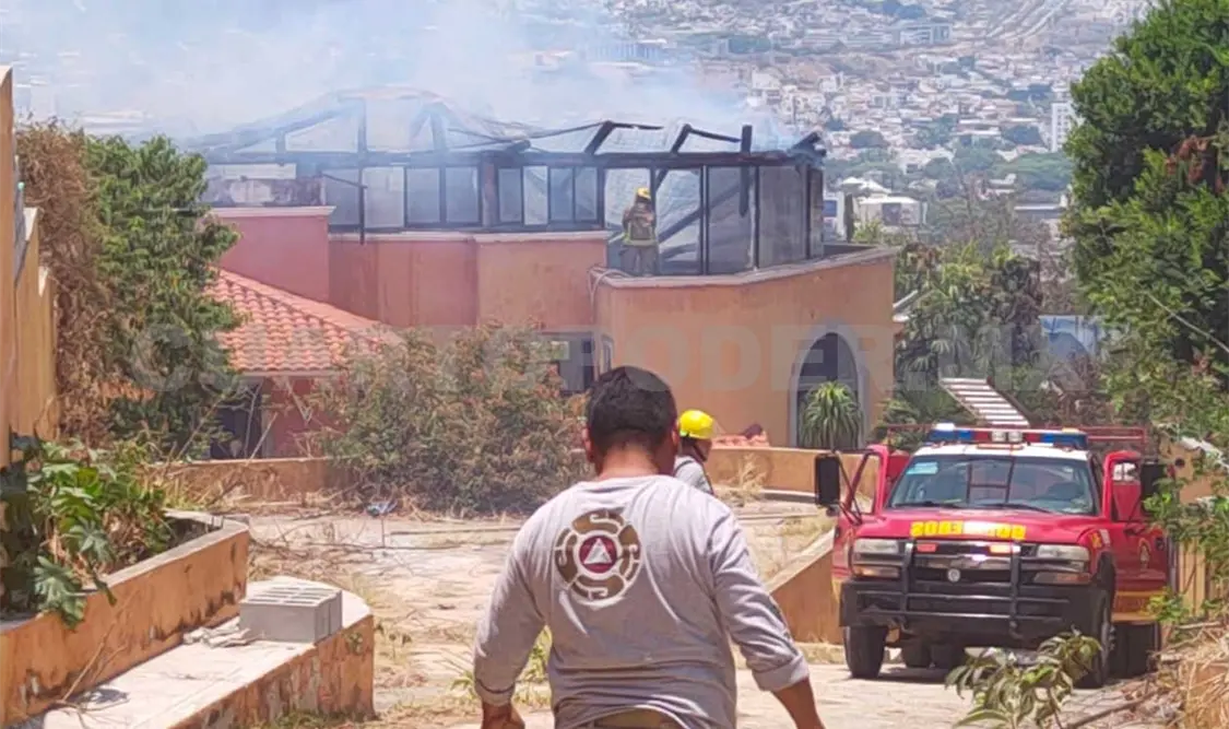 El incendio ocurrió en una palapa del tercer nivel de un domicilio ubicado en la colonia Bosques del Sur, en la capital del estado. Ulises López / CP