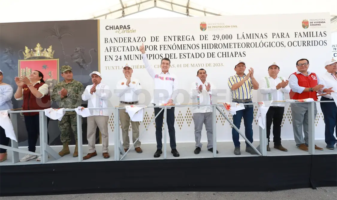 Entregan láminas a familias afectadas por lluvias y vientos