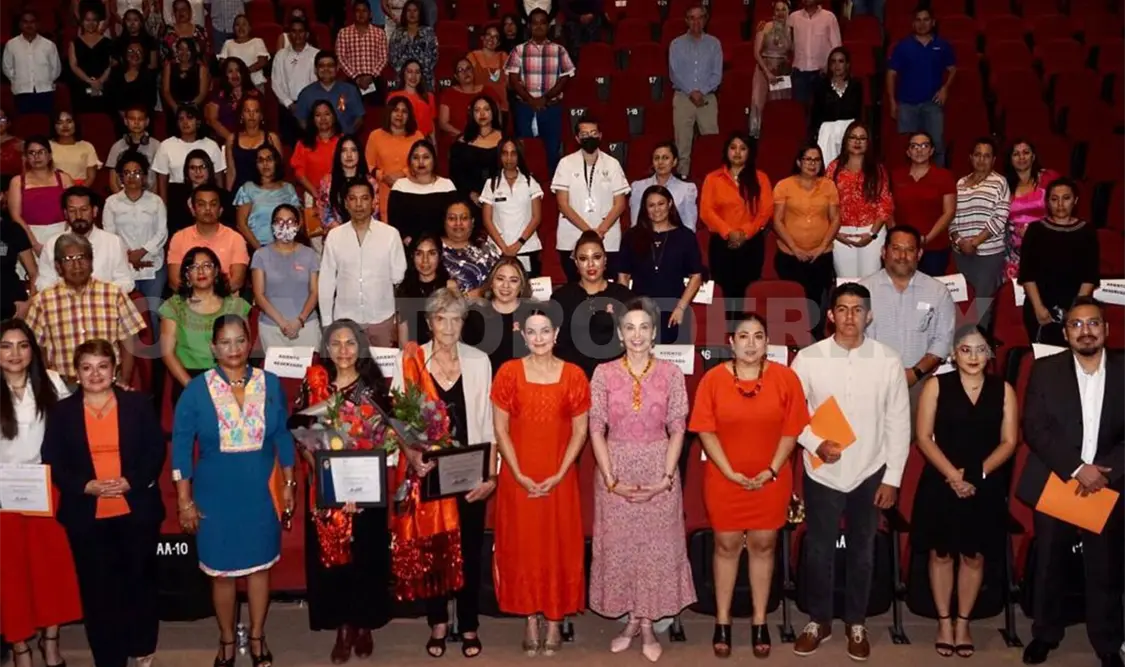 Un éxito, alfombra naranja de película “Nudo Mixteco”
