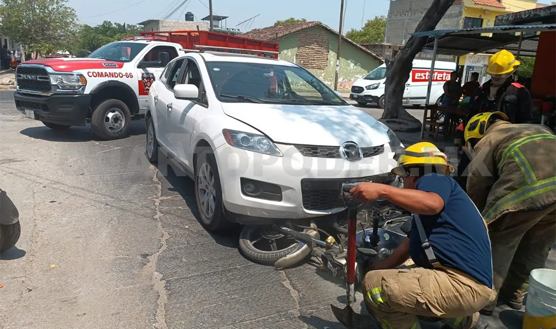 Embisten a motorista y termina malherido
