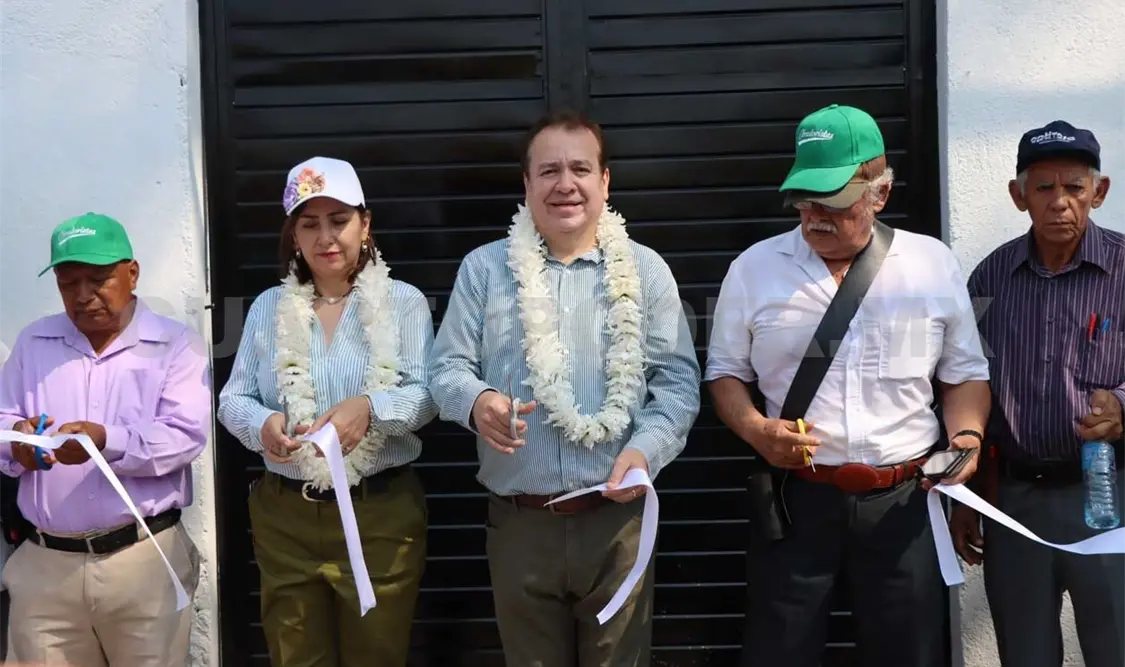 Mariano Rosales cumple; inaugura la Casa Ejidal