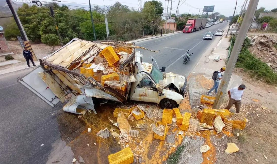 Acelerado destruye su camión contra un puente