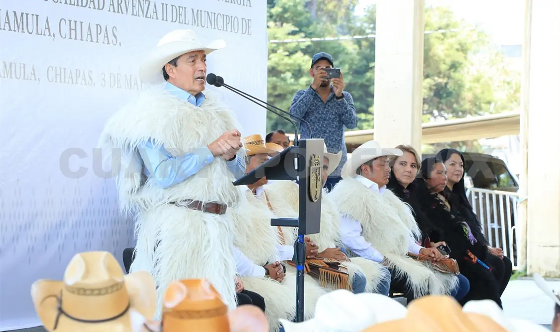 Inauguran red de energía eléctrica en Chamula