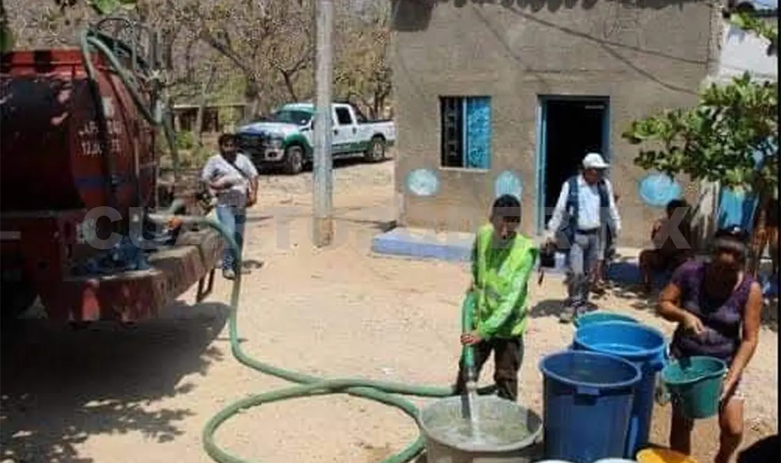 Reportan que familias compran agua a precios elevados