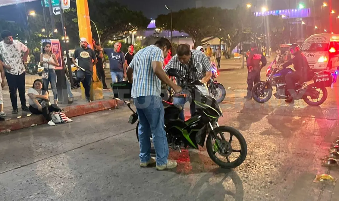 Mujer es embestida por motorista en el corazón de Tuxtla