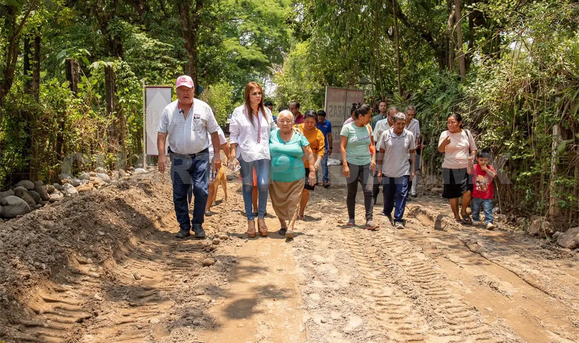 Supervisa Rosy Urbina avance de obra en ejido