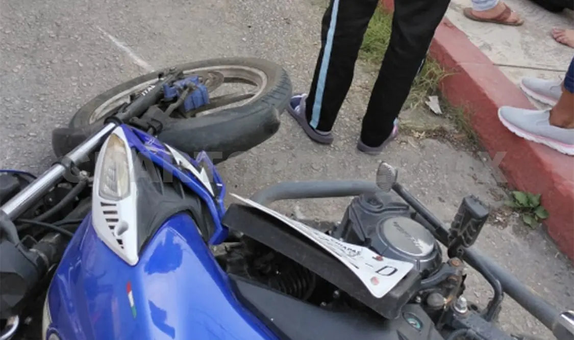 Motoristas heridos en doble percance