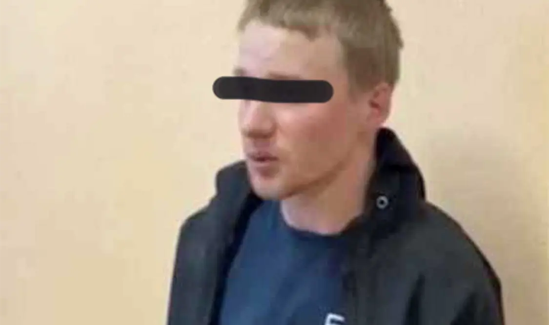 En la imagen se observa al sospechoso, detenido en una estación de policía. Cortesía