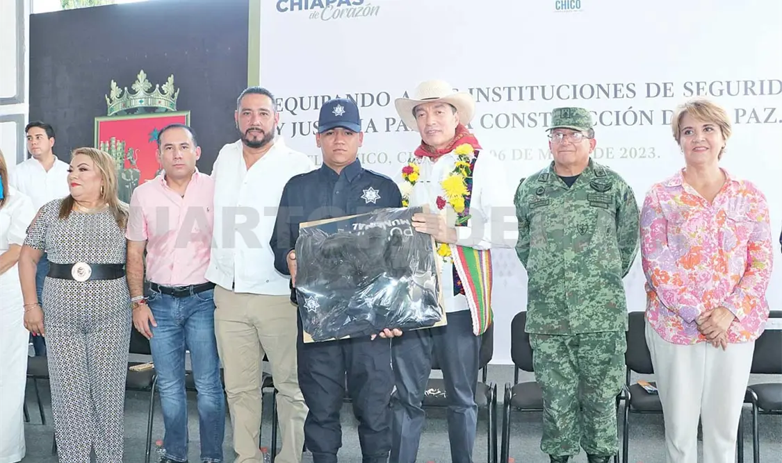 En la entrega de equipamiento tecnológico y de dos patrullas a la Policía Municipal de Tuxtla Chico. CP