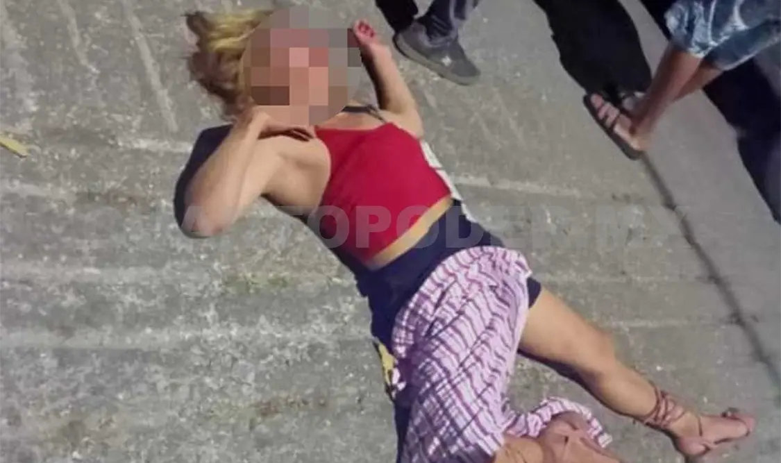 La víctima quedó en malas condiciones sobre el pavimento luego de ser lanzada de un vehículo en movimiento. Ulises López / CP