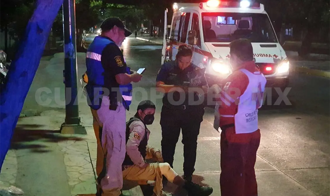 Derrapa motorista y termina con probable fractura