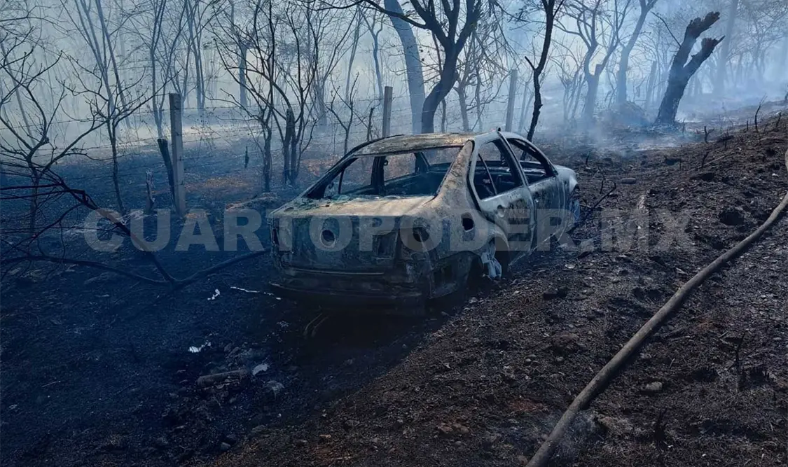 Incendio de pastizal consume automóvil particular
