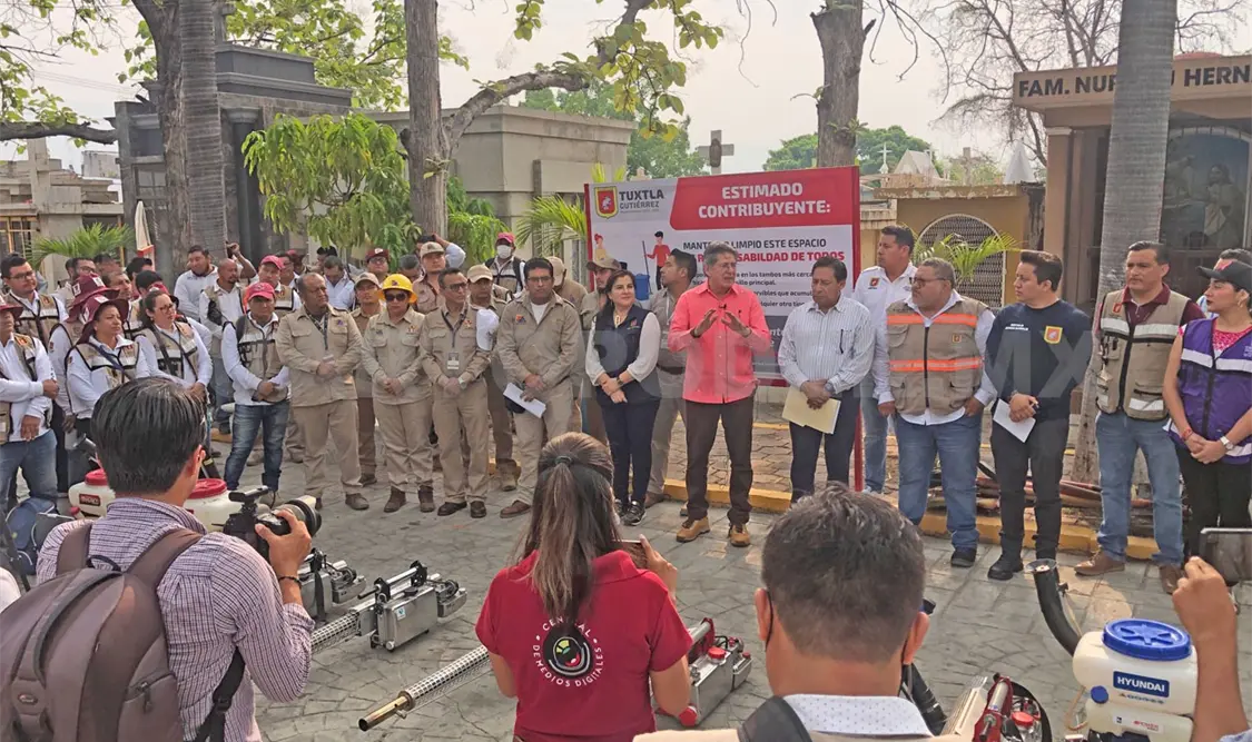 Limpian panteones municipales para el Día de las Madres