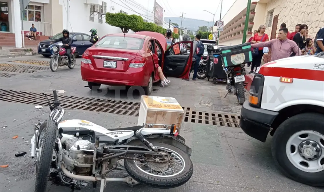 Semaforazo deja a un motociclista malherido