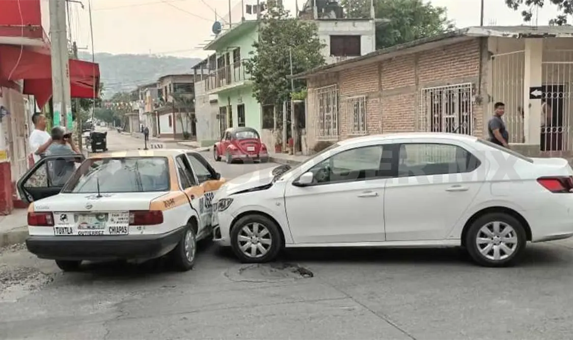 Una lesionada en choque de taxi y auto particular