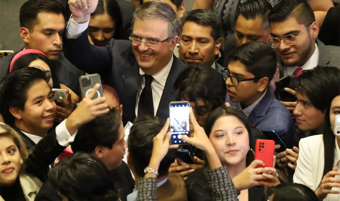 Promueve Ebrard la participación de niñas y mujeres