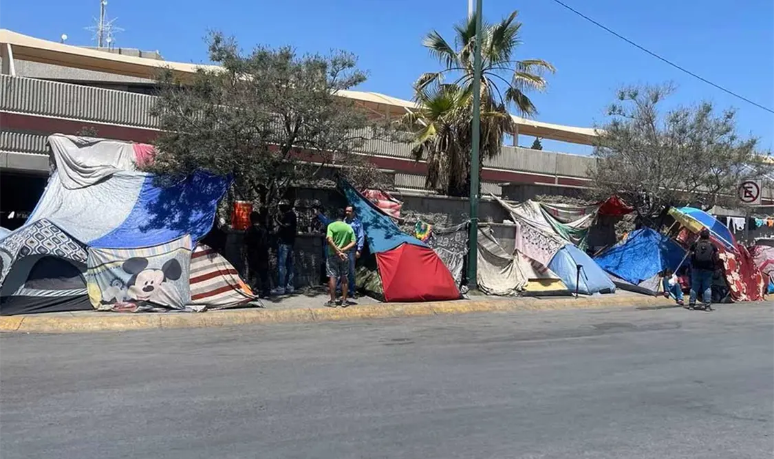 Migrantes buscan la forma de solicitar asilo político en los Estados Unidos. El Universal