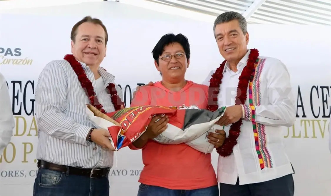 Rutilio Escandón y Rosales Zuarth entregan semillas certificadas