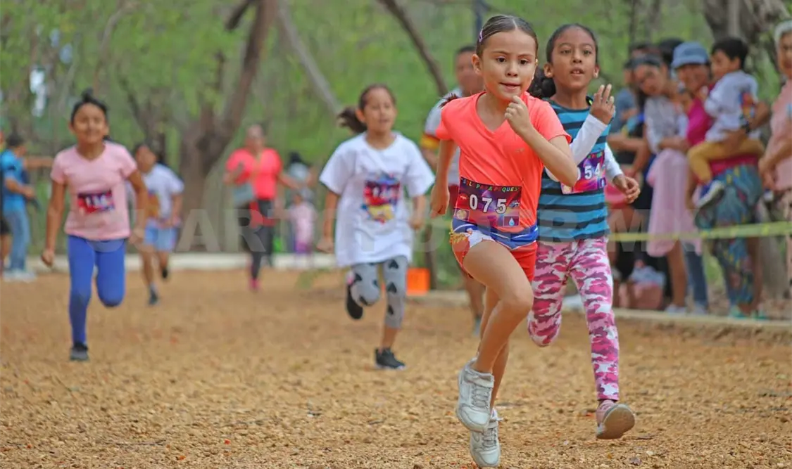 Emotivo festejo en carrera Sólo para Peques