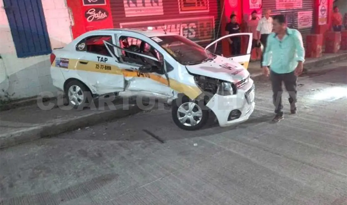 Un lesionado en choque de taxi contra particular
