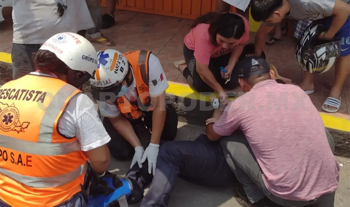 Auto choca a motorista y lo deja lesionado