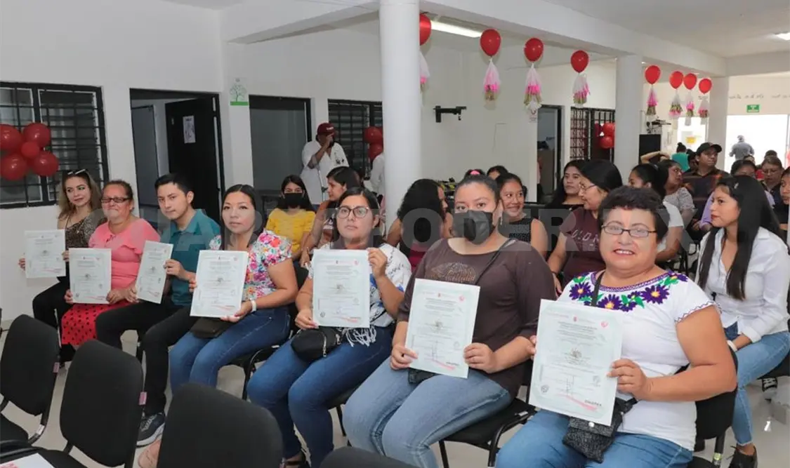 Entregan constancias de capacitación a beneficiarios