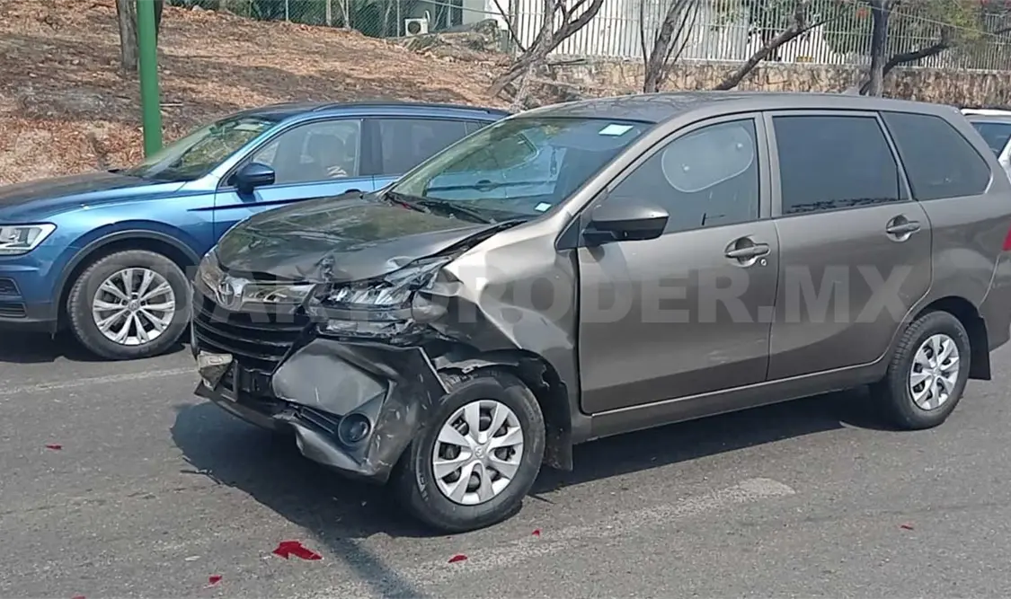 Semaforazo deja dos carros con cuantiosos daños