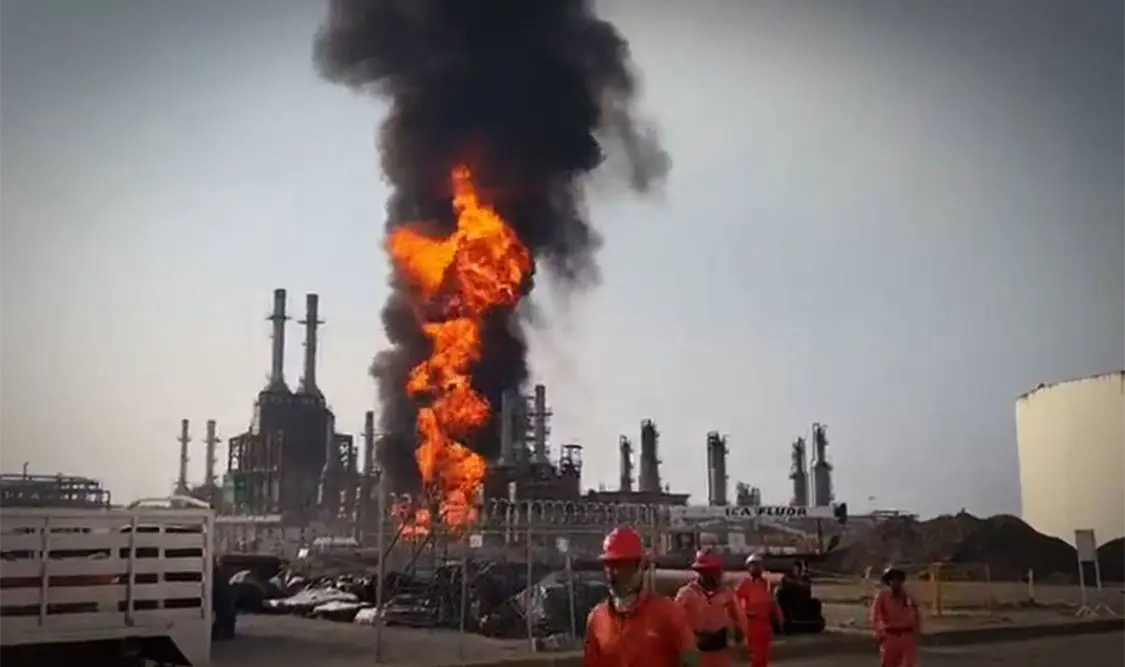 Controlan incendio en refinería de Pemex