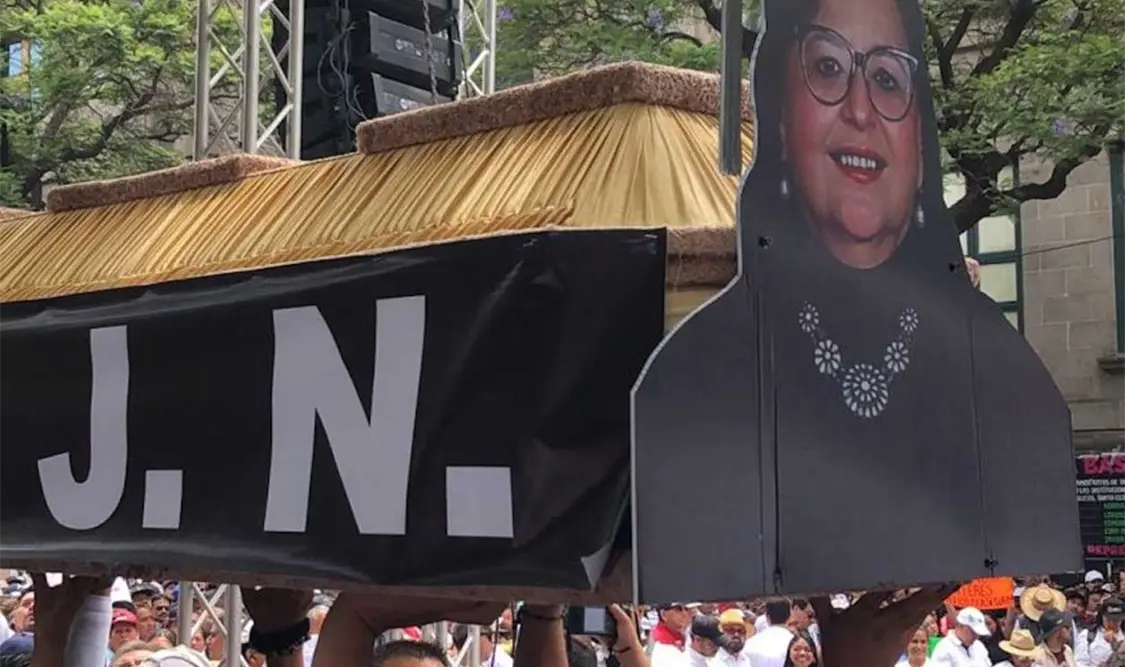 Vestidos con toga y birrete, los morenistas ingresaron al Centro Histórico con los ataúdes. Cortesía