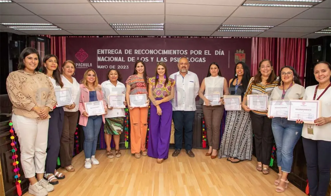 Las y los psicólogos fueron reconocidos por autoridades municipales en su día, este 20 de mayo. Cortesía