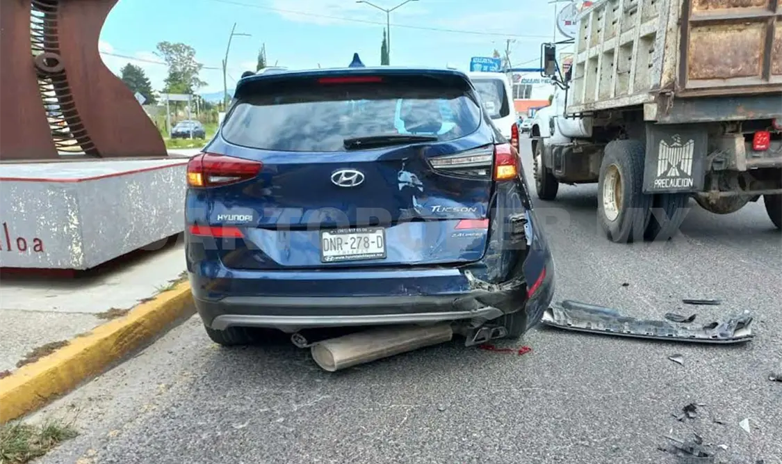La mañana del sábado se registró el percance donde se vieron implicados un transporte público y dos vehículos particulares. Juan Orel / CP