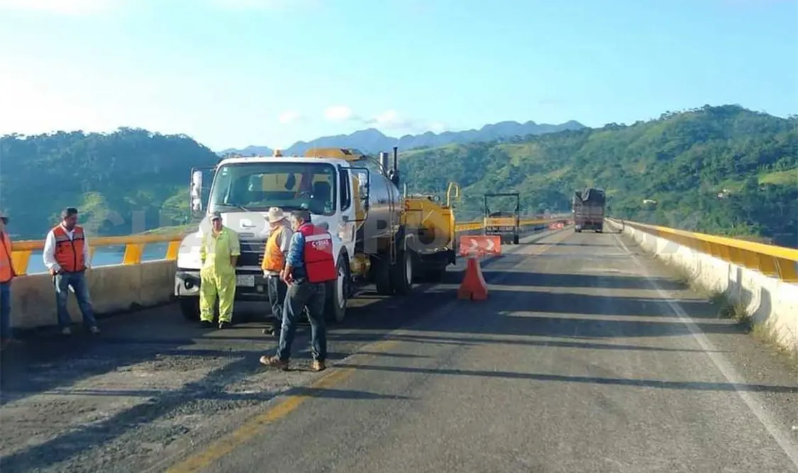 Alertan a automovilistas por asaltos en puente