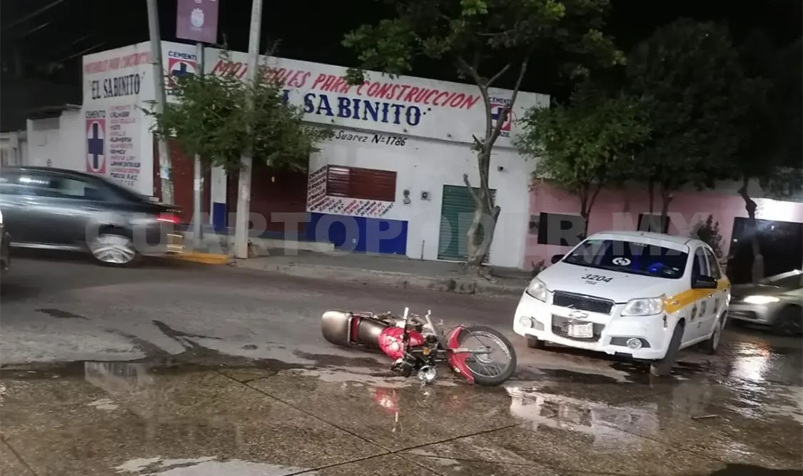 Taxista impacta y derriba a un joven motociclista