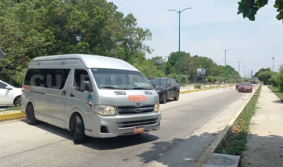 Protestan transportistas en Tonalá