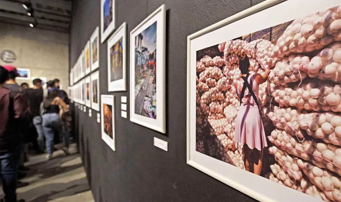 La exposición “Una mirada a la fotografía de calle hecha por mexicanas” se inauguró en centro cultural El Rule. Cortesía