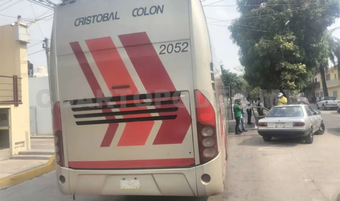 Encontronazo por alcance entre un sedán y autobús